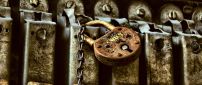 Old and rusty lock in the mailbox - HD wallpaper