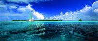 Mirror in the blue ocean water - Wonderful summer holiday