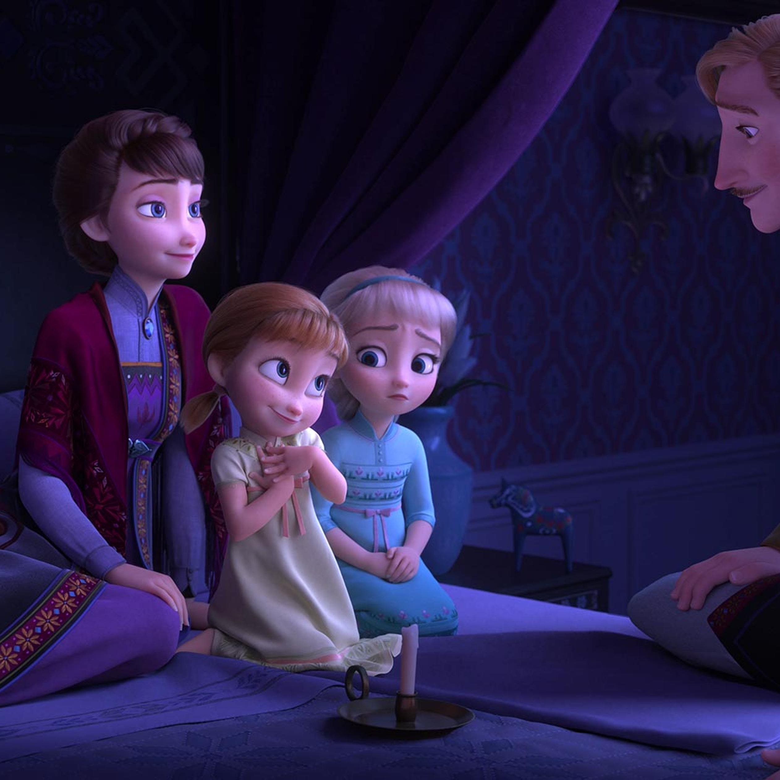 Frozen 2 scene - Anna and Elsa with parents
