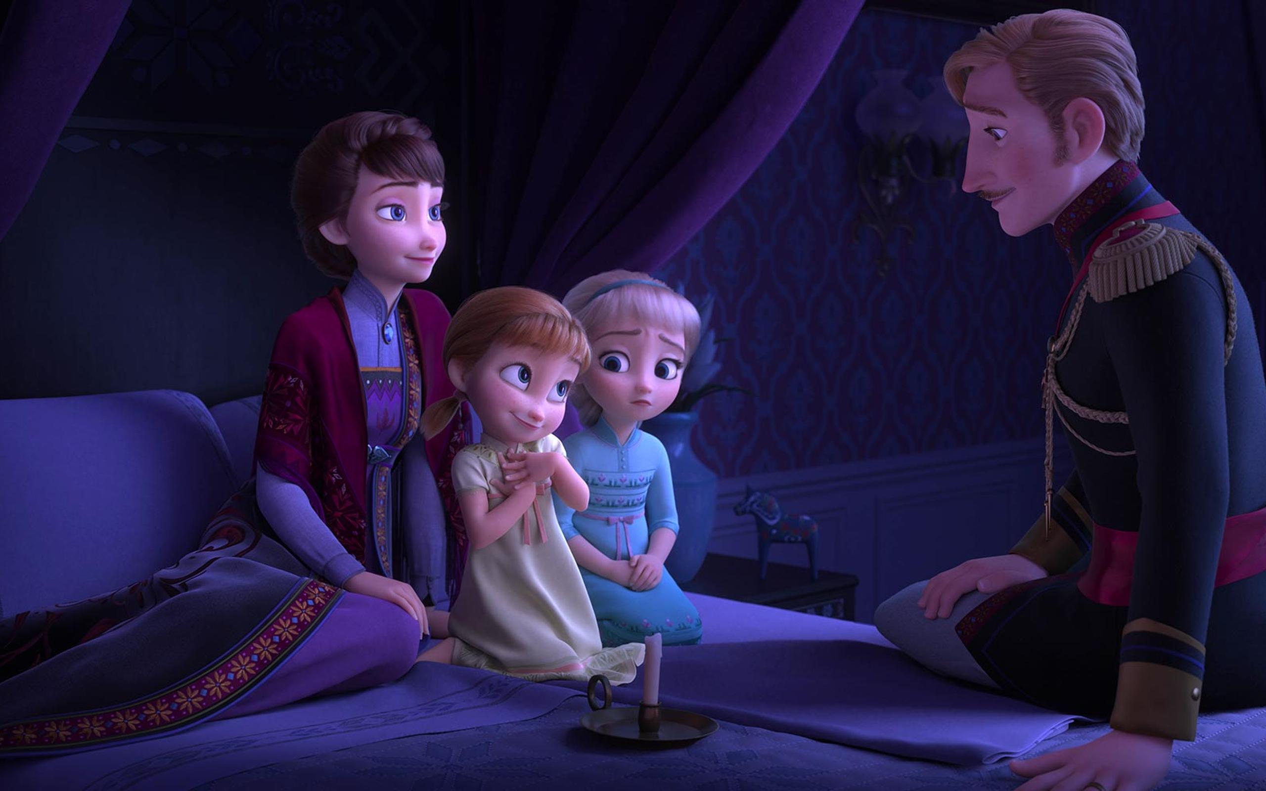 Download Frozen 2 scene - Anna and Elsa with parents 2560x1600.