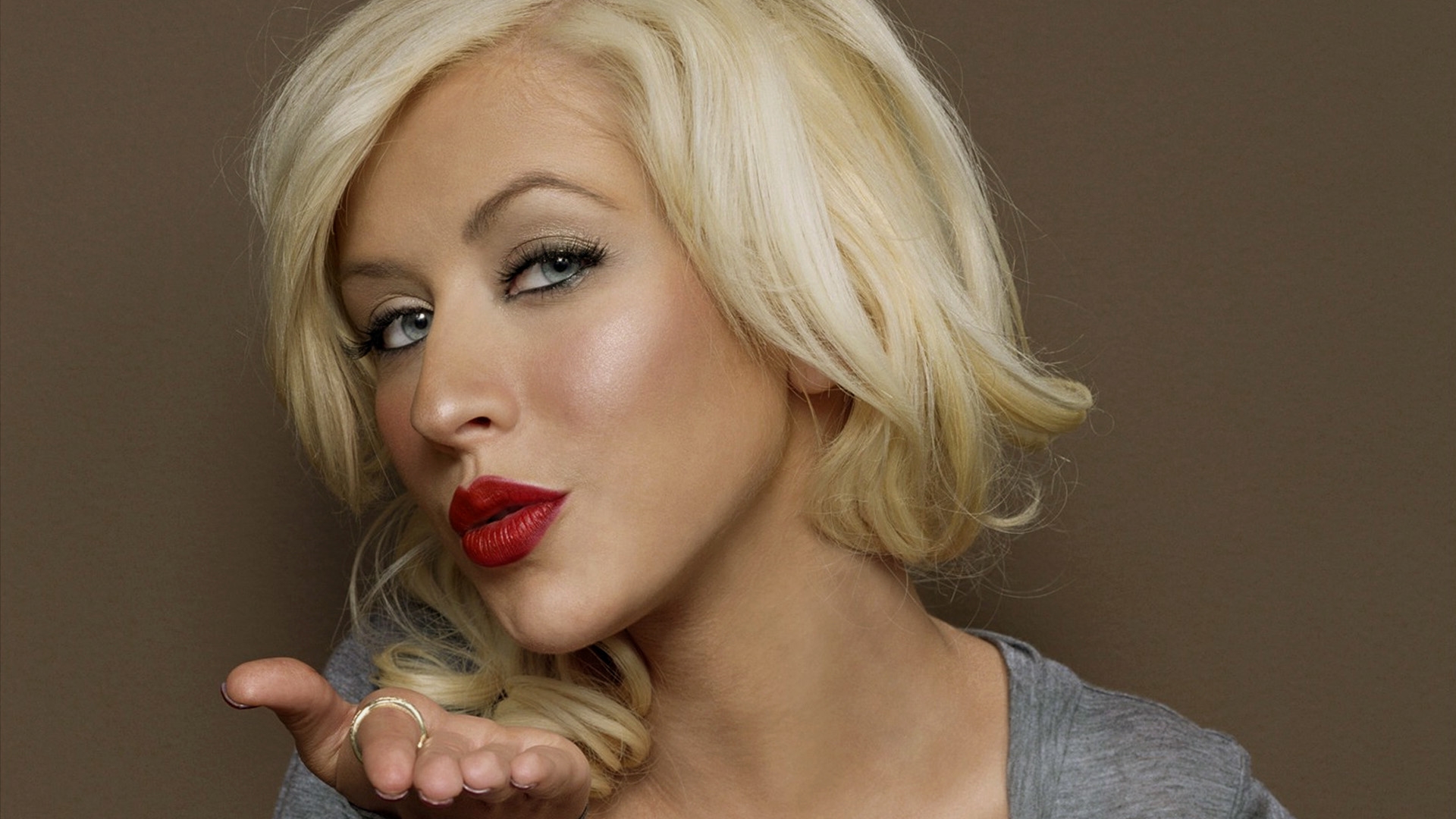 Christina Aguilera send kisses