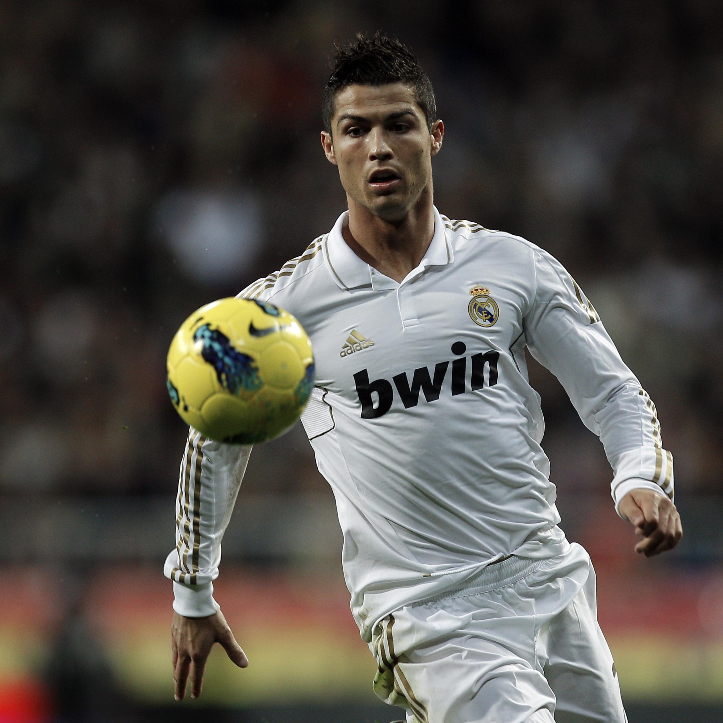 Cristiano Ronaldo play football at the stadium